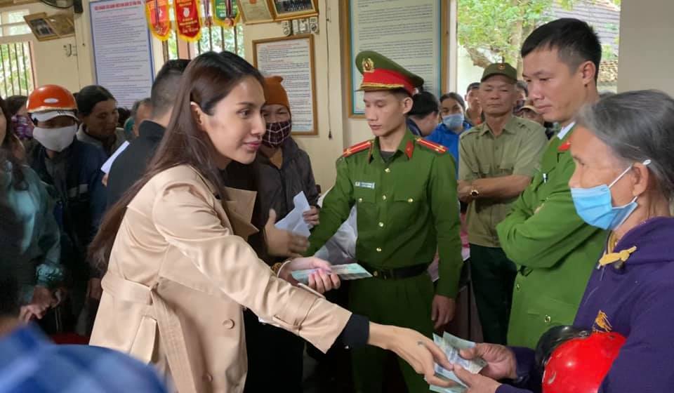 Thủy Tiên ra miền Trung từ thiện đợt 4, hé lộ số tiền "tự móc hầu bao" để cứu trợ - 1