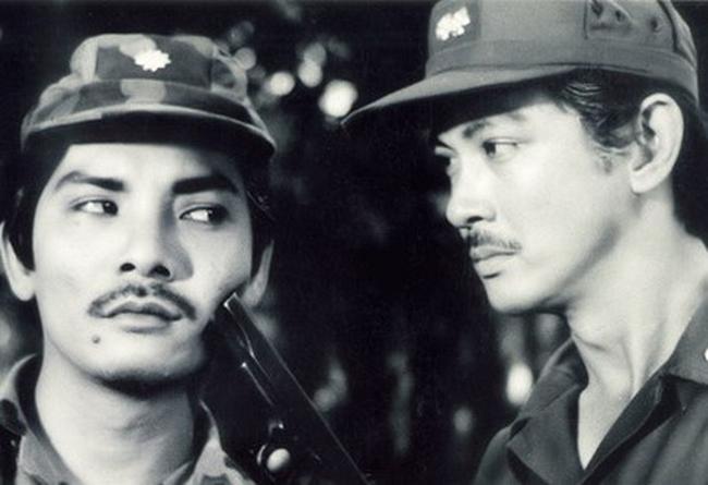Thương Tín là tài tử nổi tiếng thập niên 80 - 90 với nhiều vai diễn như thiếu tá Vọng trong phim "Ván bài lật ngửa", tướng cướp Bạch Hải Đường trong "Săn bắt cướp", Sáu Tâm trong "Biệt động Sài Gòn"…
