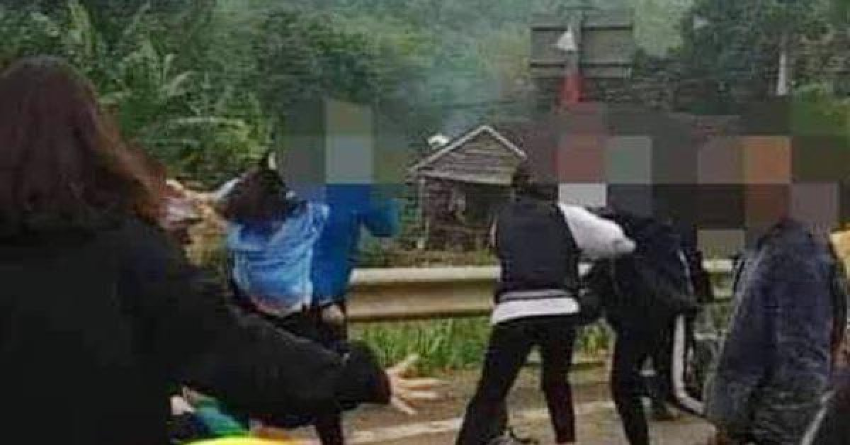 Pháp luật - 2 nhóm nữ sinh lớp 10 lên Facebook thách đấu, “choảng” nhau loạn xạ bằng mũ bảo hiểm