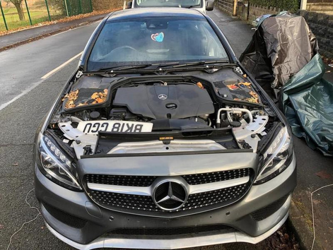 Mercedes bị trộm lột sạch đồ sau 1 đêm đỗ ngoài đường - 4