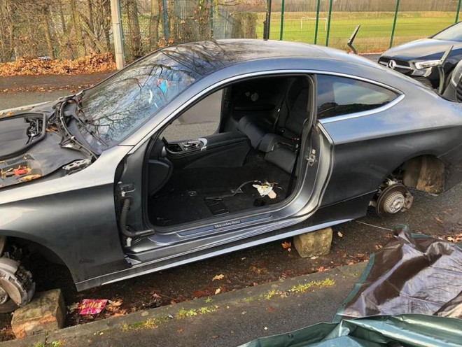 Mercedes bị trộm lột sạch đồ sau 1 đêm đỗ ngoài đường - 3