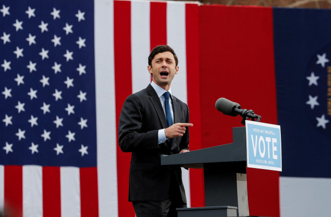 Ứng viên Jon Ossoff phát biểu tại sự kiện vận động ở TP Atlanta hôm 15-12. Ảnh: Reuters