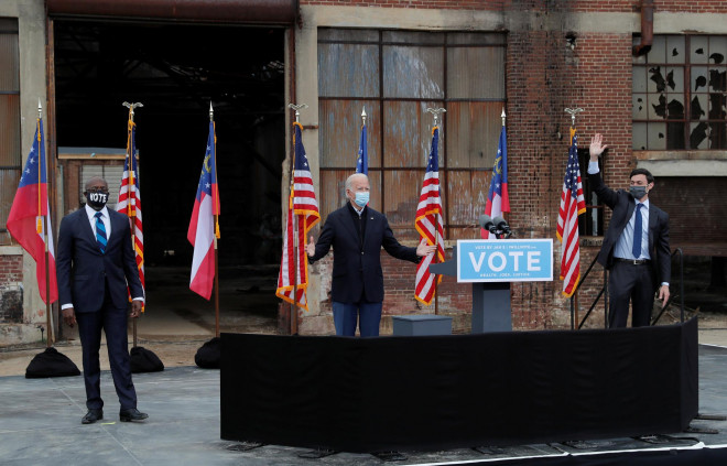 Ông Joe Biden đứng giữa hai ứng viên Raphael Warnock (trái) và Jon Ossoff (phải) tại TP Atlanta, bang Georgia hôm 15-12. Ảnh: Reuters