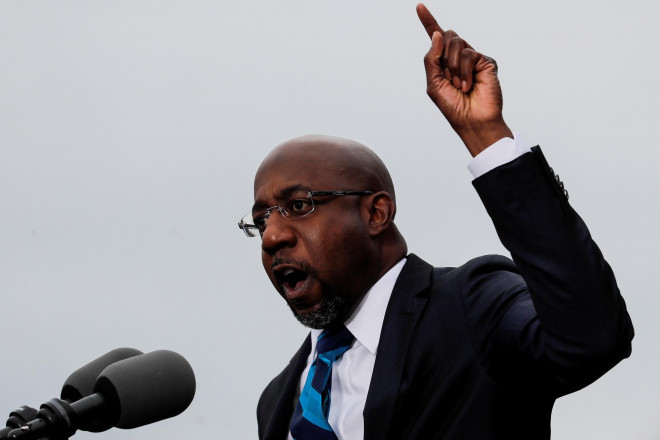 Ứng viên Raphael Warnock phát biểu tại sự kiện vận động ở TP Atlanta hôm 15-12. Ảnh: Reuters