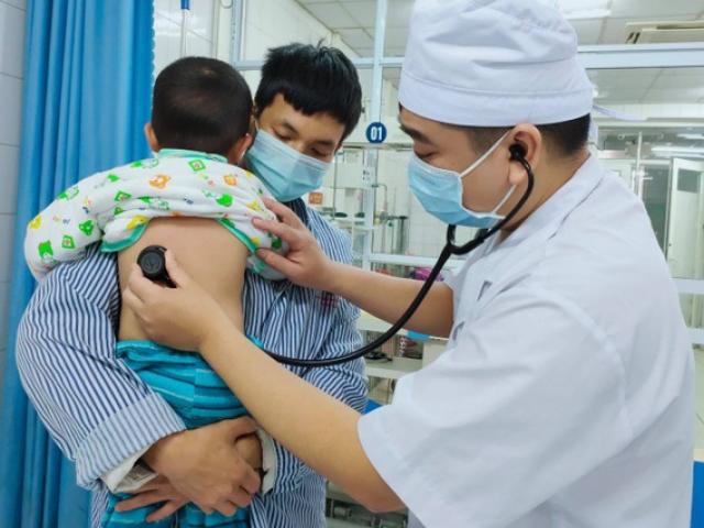 Sức khỏe đời sống - Bé 2 tuổi nằm bất động, nổi ở dưới ao sống sót kỳ diệu