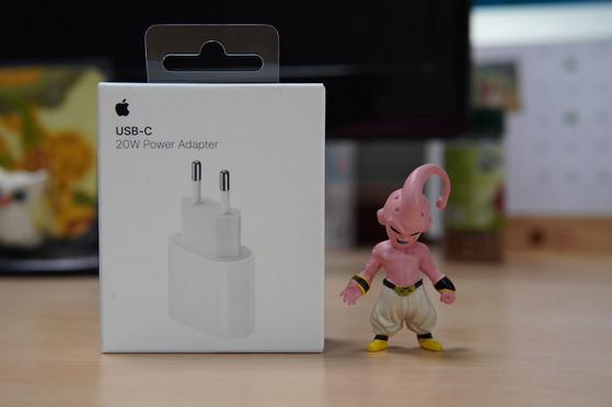 Sạc nhanh 20 W của Apple bất ngờ 'cháy hàng' - 1