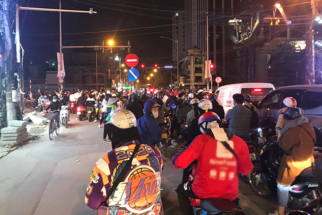 Nguyên nhân khiến hàng nghìn người “chôn chân” trên phố Hà Nội trong rét buốt - 1