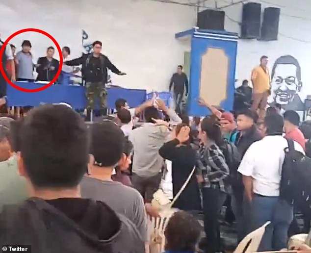 Video: Cựu Tổng thống "lĩnh trọn" chiếc ghế vào đầu khi hỗ trợ tranh cử - 1