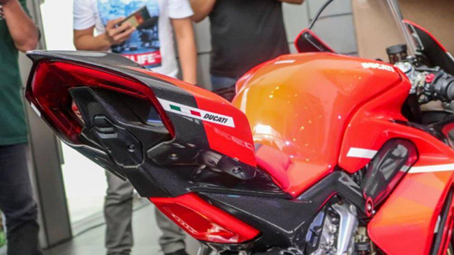 Điều này đã giúp Superleggera V4 nặng 159 kg, ít hơn 16 kg so với Panigale V4 tiêu chuẩn
