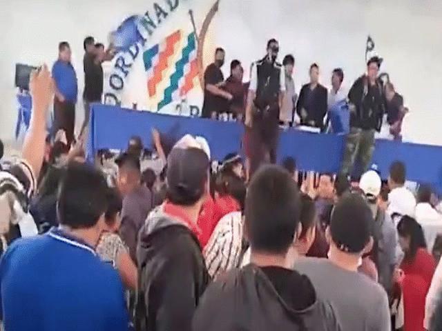 Thế giới - Video: Cựu Tổng thống  "lĩnh trọn" chiếc ghế vào đầu khi hỗ trợ tranh cử