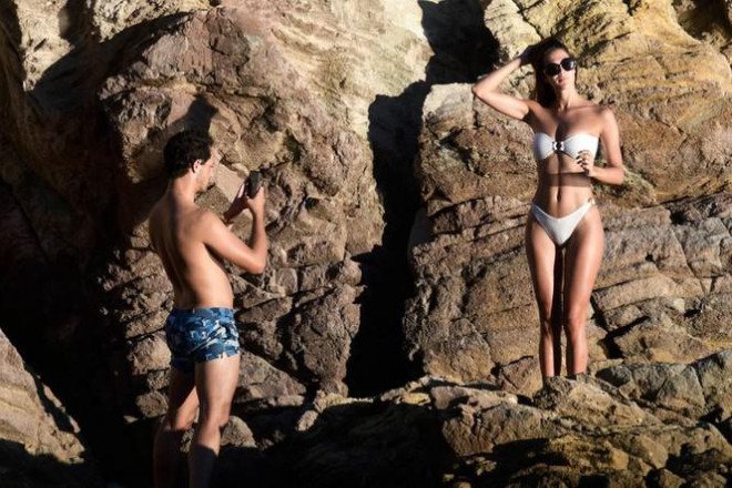 Hoa hậu Hoàn vũ 2016 Iris Mittenaere đẹp như mộng ở biển khó rời mắt - 11