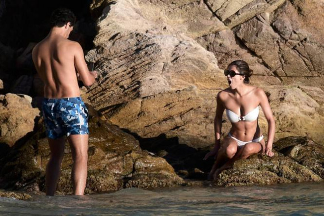 Hoa hậu Hoàn vũ 2016 Iris Mittenaere đẹp như mộng ở biển khó rời mắt - 10