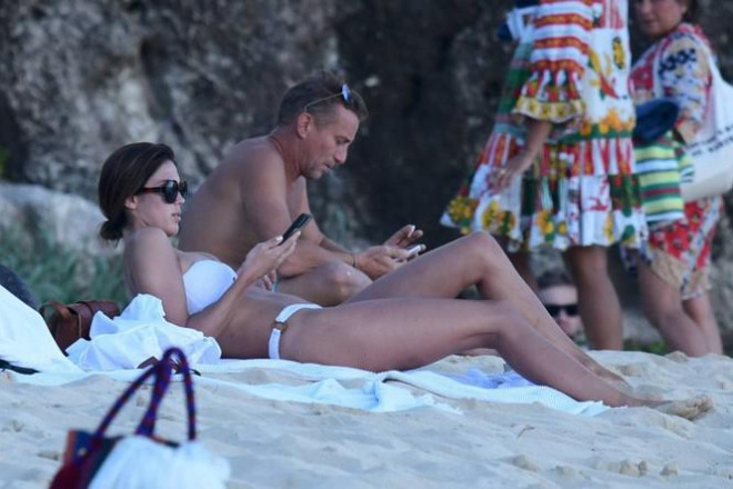 Hoa hậu Hoàn vũ 2016 Iris Mittenaere đẹp như mộng ở biển khó rời mắt - 13