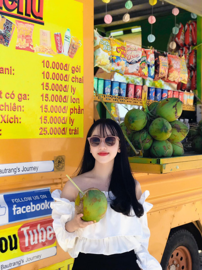 &nbsp;Điểm dừng bên chiếc xe buýt màu vàng này bạn không nên bỏ qua đâu nhé! - Ảnh: Lê Yến Nhi