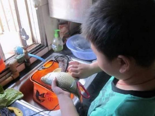 Bạn trẻ - Cuộc sống - Bị mẹ "bùng kèo" đi chơi nhiều lần, cậu bé tới công ty để lại một thứ khiến sếp rơi nước mắt