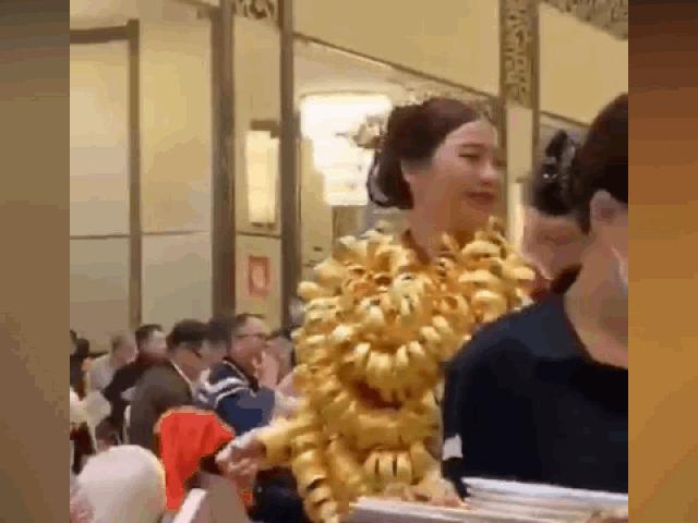 Media - Đeo vàng trĩu cổ trong ngày cưới, cô dâu gây "choáng váng"