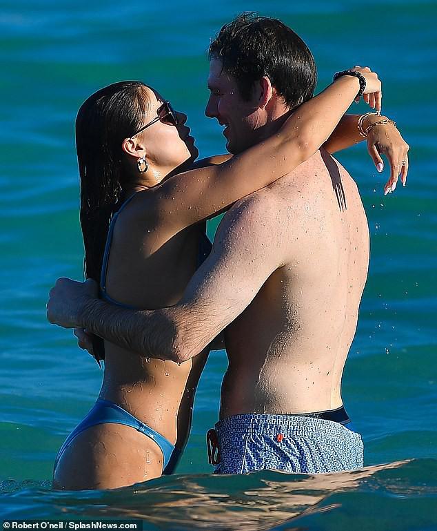 'Gà cưng' của tạp chí áo tắm danh tiếng Sports Illustrated 'bốc lửa' với bikini ở biển - 11