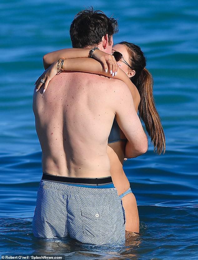 'Gà cưng' của tạp chí áo tắm danh tiếng Sports Illustrated 'bốc lửa' với bikini ở biển - 10