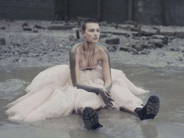 Thời trang - Bộ sưu tập mới nhất của Alexander McQueen: Ánh sáng cuối đường hầm