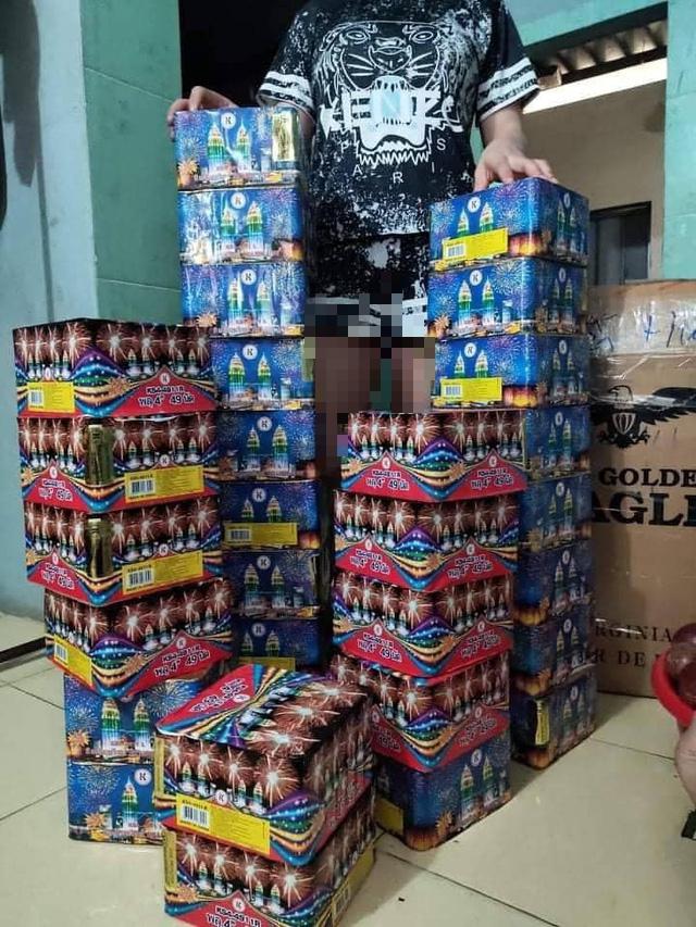 Nickname Bùi Minh Tuấn chào bán công khai các sản phẩm pháo mà không cần cọc tiền.