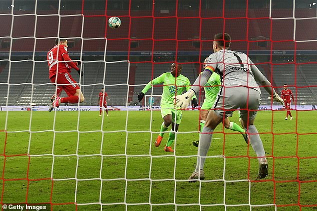 Lewy đánh đầu ghi bàn cho Bayern