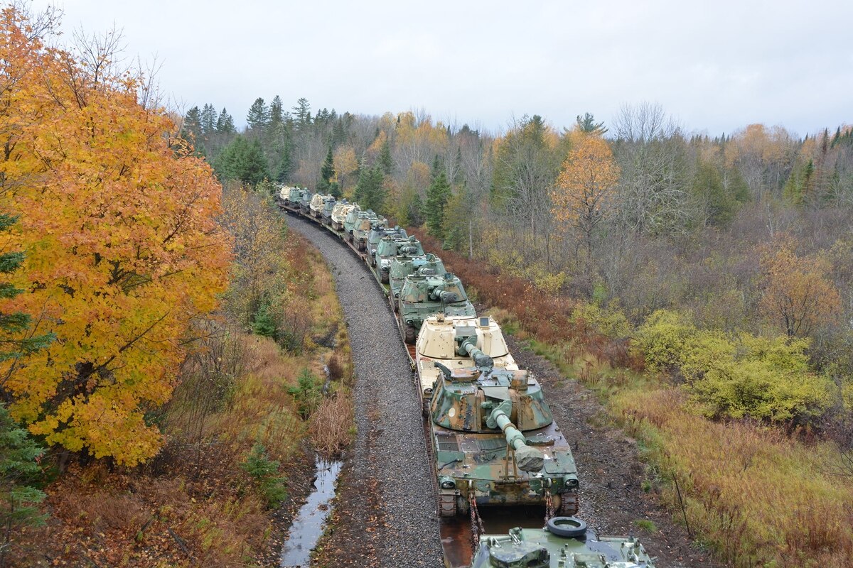 Bức ảnh hàng loạt xe tăng được chuyển khỏi bang Maine, Mỹ bị “chế biến” thuyết âm mưu (ảnh: Military Times)