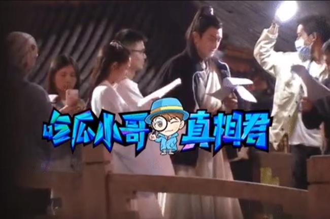 Kim Hạn phì phèo hút thuốc lá ngay trước mặt Bành Tiểu Nhiễm và các nhân viên hậu trường.
