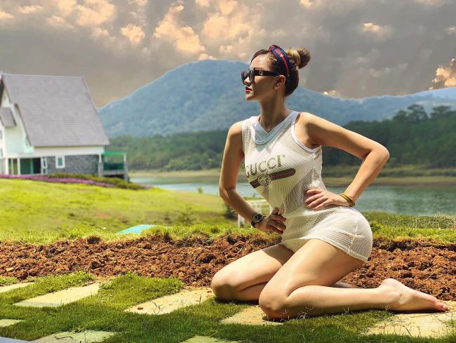 Ngoài sửa những vị trí trên gương mặt thì cô còn nâng cấp vòng 1 hình giọt nước tự nhiên.
