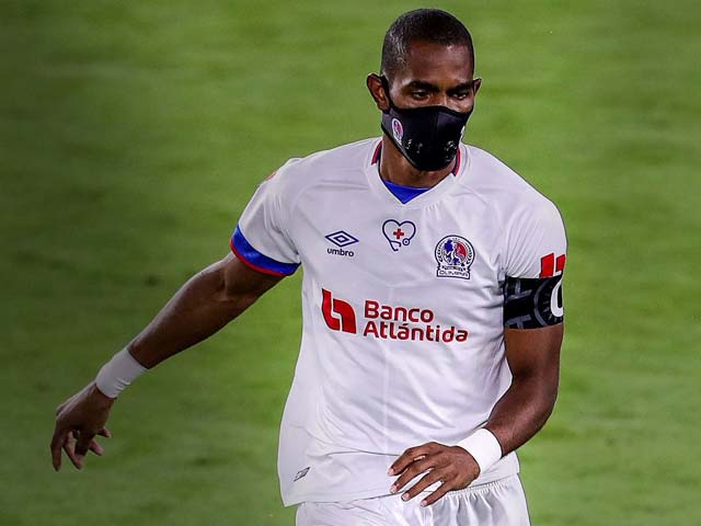 Bóng đá - Cầu thủ dị nhất thế giới: Đá bóng cũng đeo khẩu trang, tranh cãi dữ dội