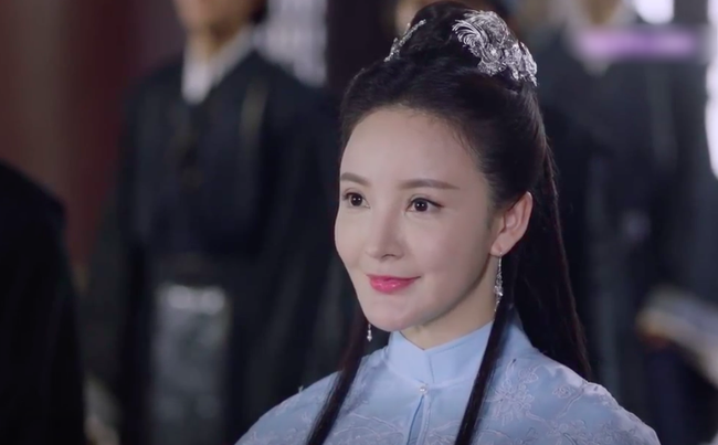 Trong vai diễn mới đây, Lưu Vũ Hân bị chê nhan sắc "dao kéo" lộ gương mặt cứng đờ.
