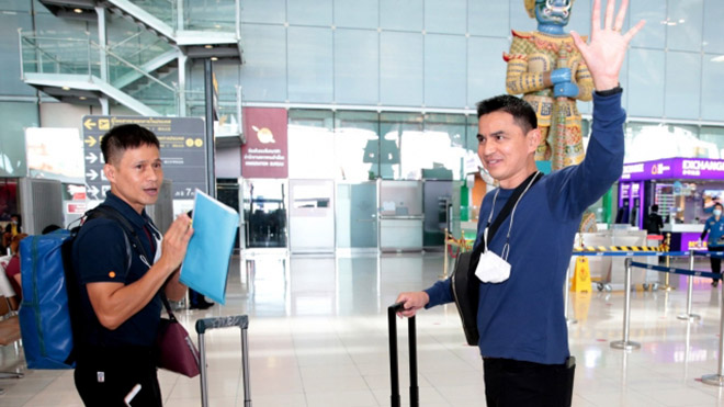 HLV Kiatisak và trợ lý Bundit Thiabthong lên máy bay đi Việt Nam chiều ngày 17/12.