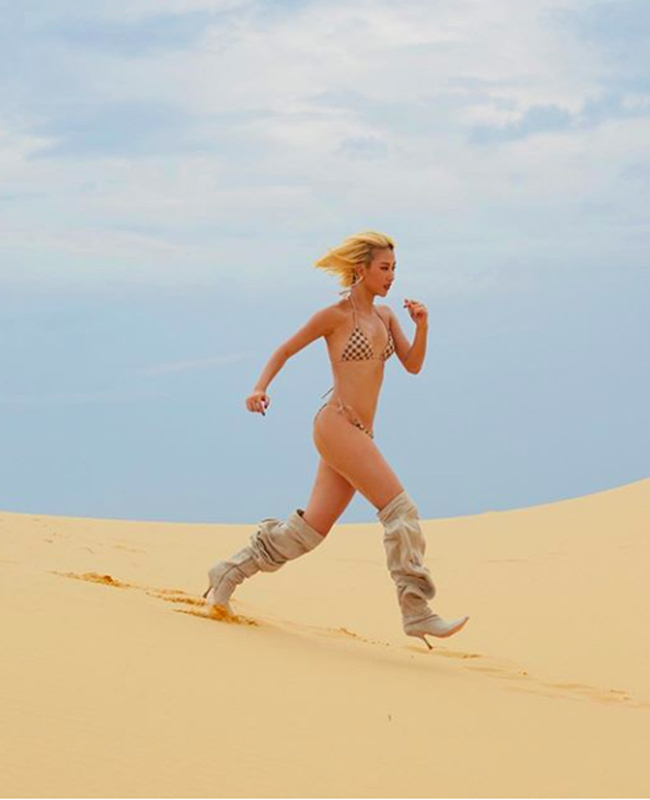 "Quý cô trendy" Quỳnh Anh Shyn diện bikini đi boots chạy hớt hải trên cồn cát từng là hình ảnh gây sốt trên các trang mạng xã hội. Thực tế, đây là xu hướng đã được các ngôi sao quốc tế Bella Hadid, Blanca Blanco,... lăng xê từ nhiều năm về trước.

