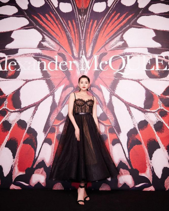 Mỹ nhân TVB và người đẹp nội y gốc Hoa siêu gợi cảm - 2