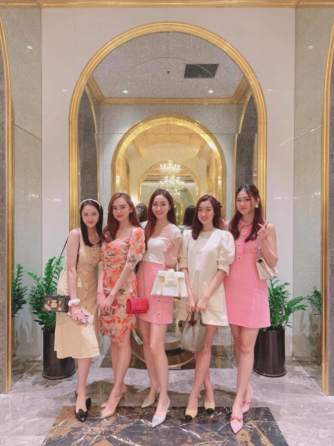 Tiểu Vy-Minh Tú đọ sắc với váy dạ hội đỏ rực, khoe đường cong sexy khiến fans &#39;ngây ngất&#39; - 10