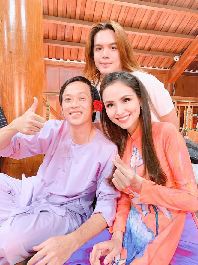 Tiểu Vy-Minh Tú đọ sắc với váy dạ hội đỏ rực, khoe đường cong sexy khiến fans &#39;ngây ngất&#39; - 11