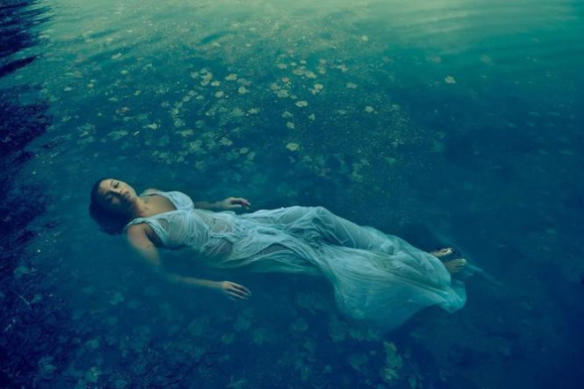 Mẫu nữ da màu ngoại cỡ mặc váy mỏng tang cực gợi cảm trên bìa Vogue - 2