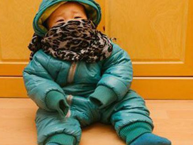 Sức khỏe đời sống - Mẹ đắp chăn kín quá khiến con tím tái toàn thân, chuyên gia chỉ rõ rủi ro dễ khiến trẻ đột tử