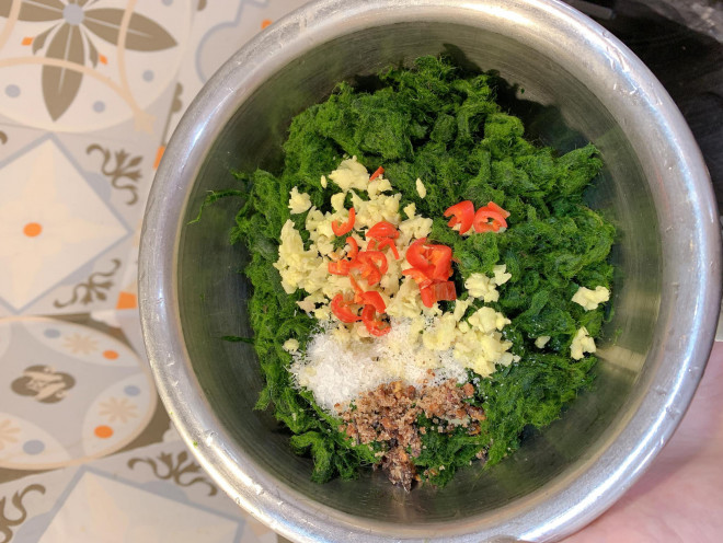 Các gia vị băm nhỏ trộn đều cùng rêu