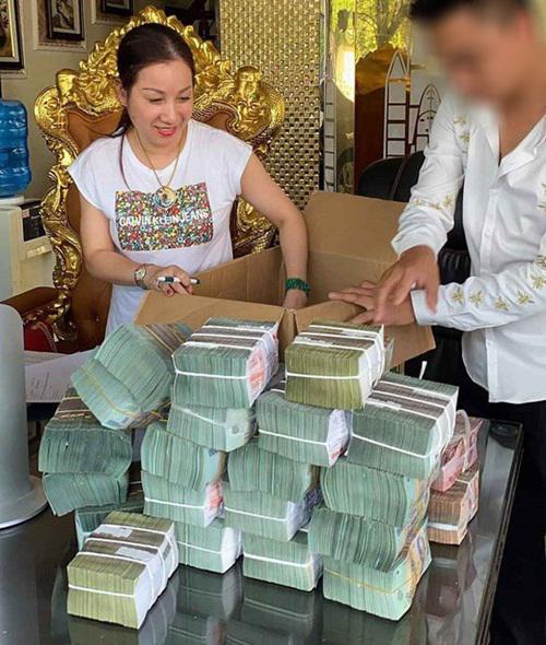Nữ đại gia bất động sản Dương Đường khoe tiền trên mạng xã hội.&nbsp;