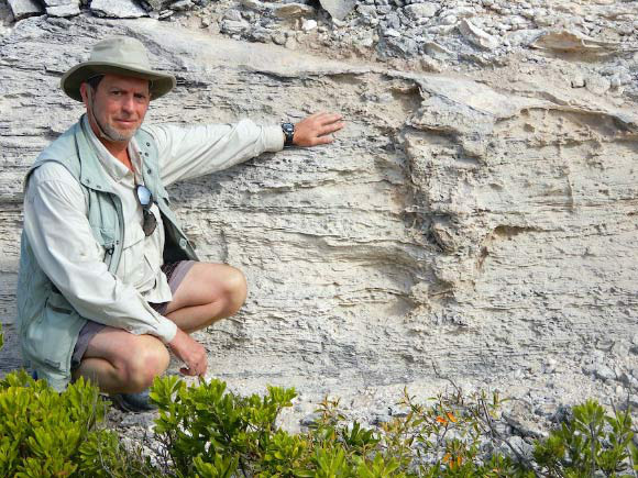 Giáo sư Anthony Martin bên hóa thạch tổ "quái thú" mà ông đã phát hiện - Ảnh: Melissa Hage