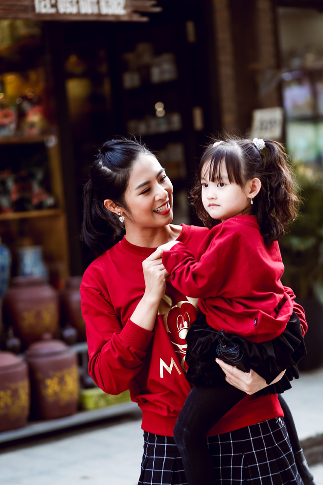 Hoa hậu Ngọc Hân gây bất ngờ khi chụp hình cùng một bé gái mà cô gọi là con