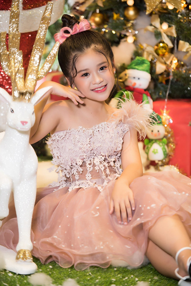 Những khoảnh khắc trong trẻo, ngây thơ và đáng yêu của mẫu nhí Minh Vy khi lạc vào xứ sở lãng mạn có tuyết rơi, cây thông và ông già Noel “đốn tim” biết bao người.