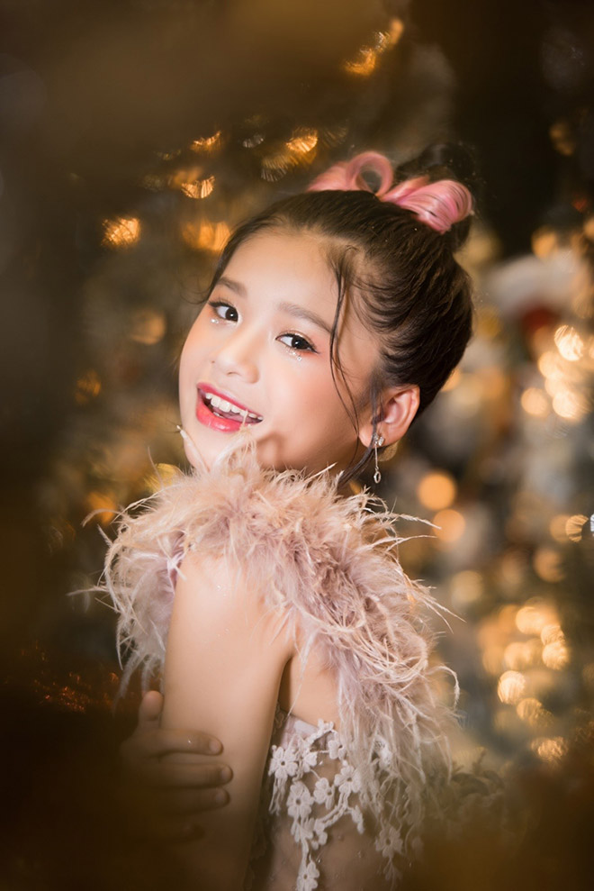 Với thần thái và phong cách diễn chuyên nghiệp… những khoảnh khắc của cô bé trong bộ ảnh Giáng sinh đã mang đến cảm giác thích thú cho người xem.