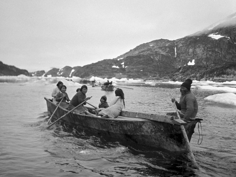 Người Inuit Canada ngày nay trên những chiếc thuyền truyền thống của họ (umiak), được sử dụng để săn bắn và vận chuyển.
