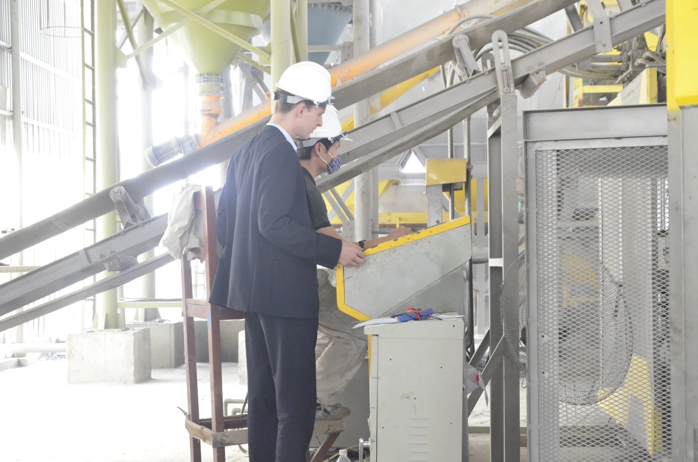 Chuyên gia nước ngoài trực tiếp kiểm soát quá trình sản xuất sản phẩm