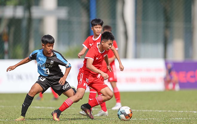 Các cầu thủ tranh tài tại giải thiếu niên quốc tế Việt Nam - Nhật Bản năm 2020.