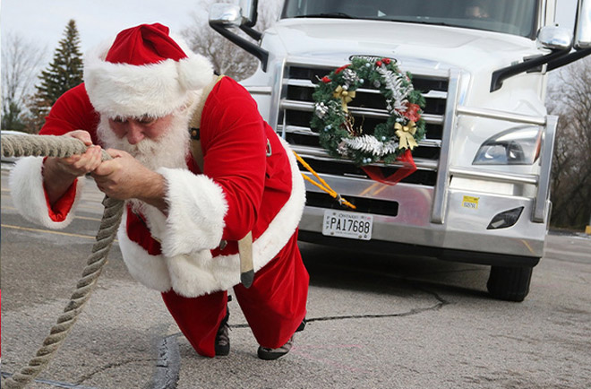 Ông già Noel khỏe nhất thế giới: Kéo xe ô tô 16,5 tấn đi “phát quà”