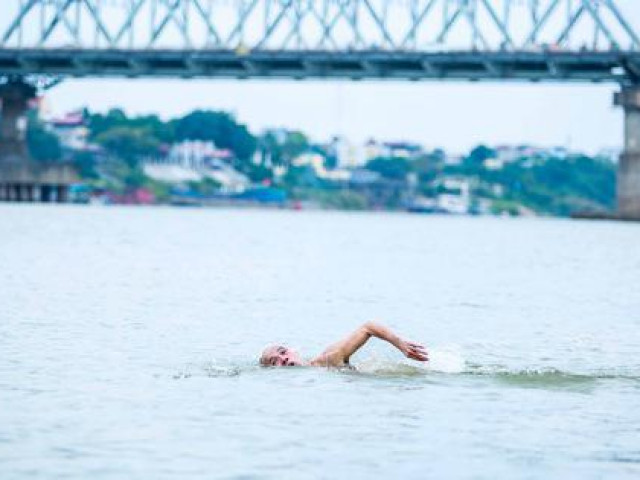 Tin tức trong ngày - Choáng với cảnh “tắm tiên” ở sông Hồng dưới cái lạnh “thấu xương”