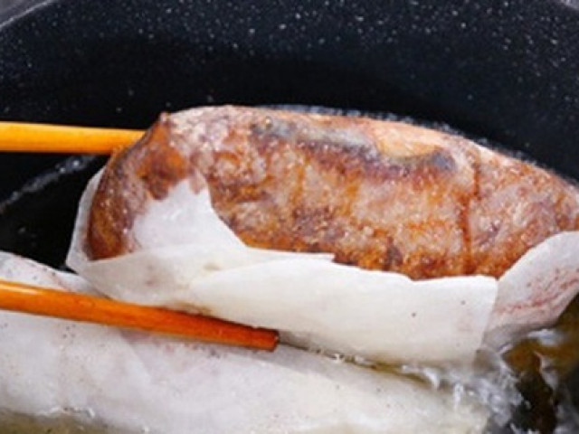 Ẩm thực - Chị em có thể làm món gà chiên "không dầu mỡ" chỉ với loại giấy nhỏ mà có võ