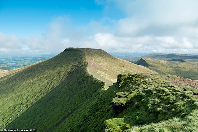 11. Pen – Y – Fan

Ẩn mình trong Brecon, đỉnh núi này là nơi có quang cảnh ngoạn mục nhất vùng nông thôn xứ Wales.
